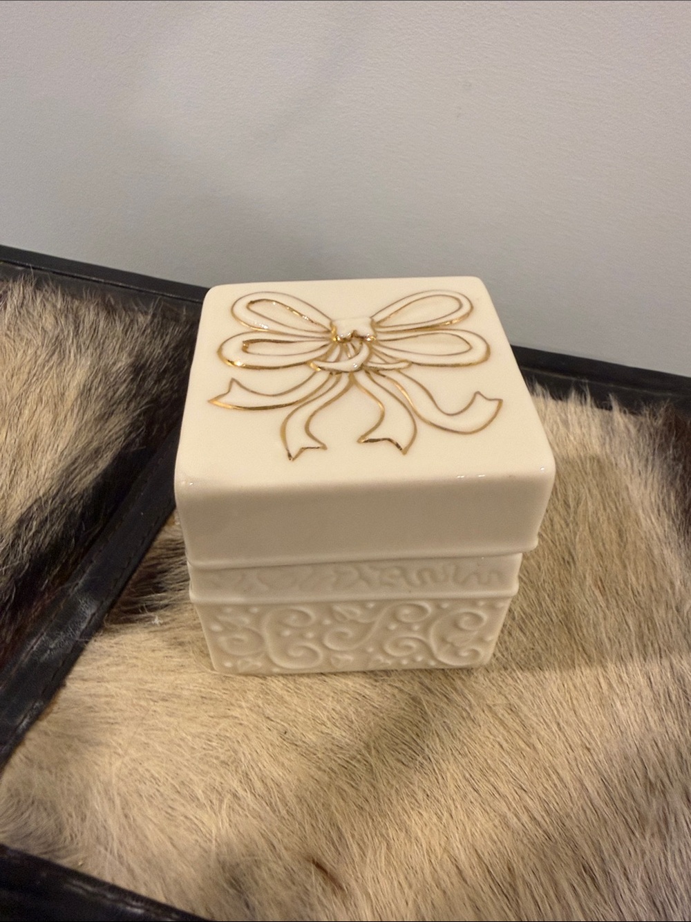 Ivory Ceramic Decorative Trinket Box with Gold Bow